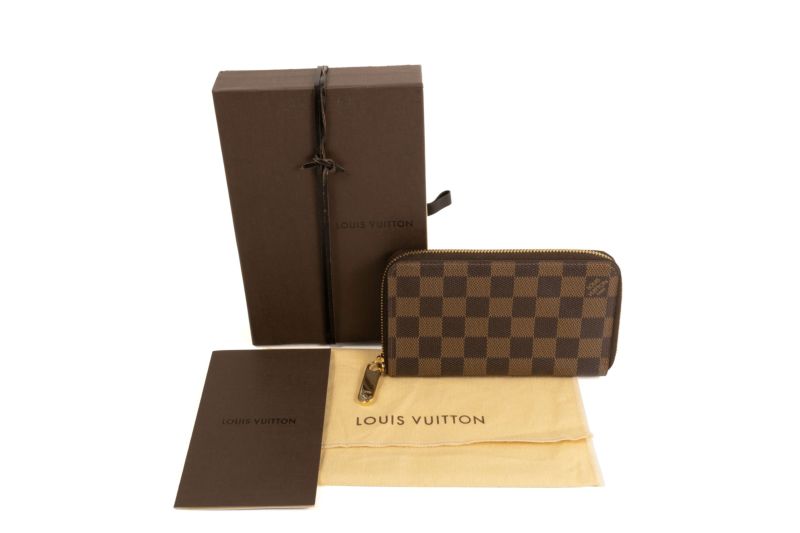 LOUIS VUITTON ルイヴィトン ジッピー・コンパクトウォレット